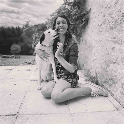 Julie DogCoach - Éducateur Comportementaliste Canin, Dresseur de Chiens à Paris 03