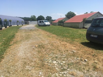 Dog House, Pension pour Chiens à Nousty